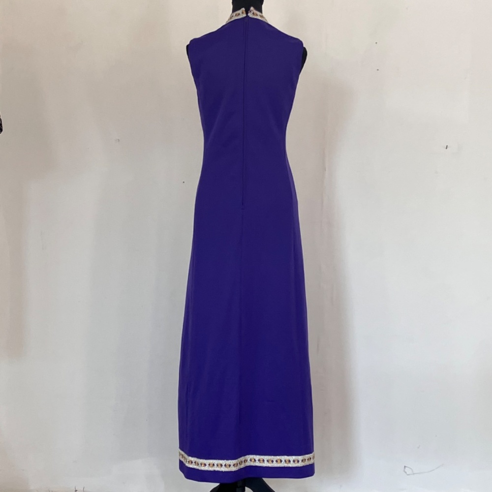 1960s Royal Purple vintage dress with gold and silver metallic threading - Picture 3 of 14